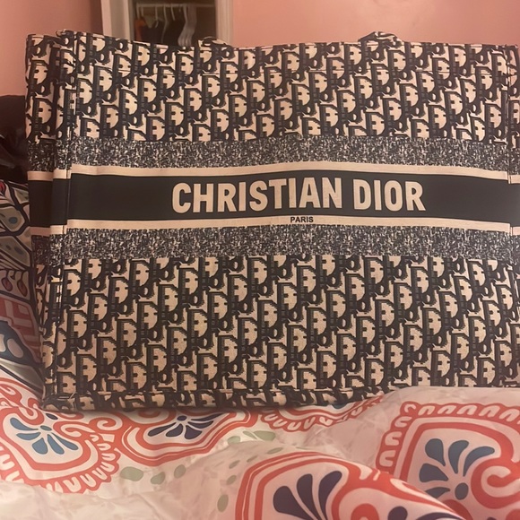 Christian Dior tote bag come with a small wrist wallet - Picture 1 of 5